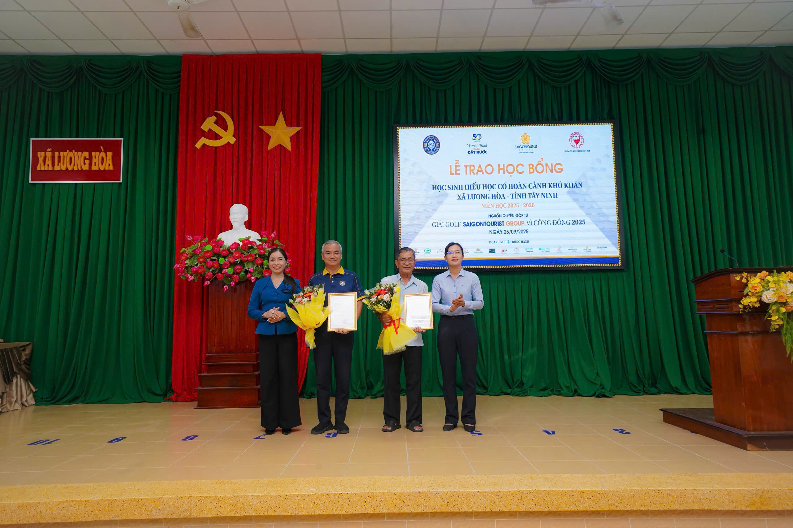 Saigontourist Group trao 750 suất học bổng cho học sinh khó khăn - 2