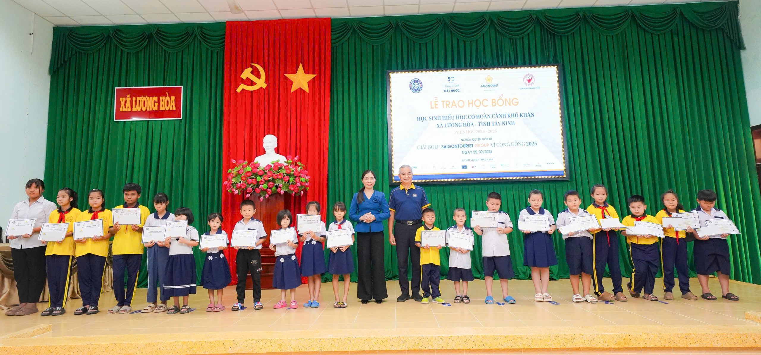 Saigontourist Group trao 750 suất học bổng cho học sinh khó khăn - 7
