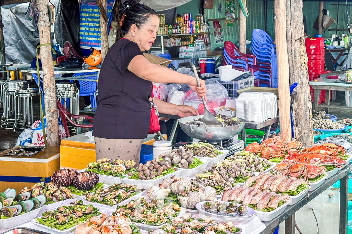 Sôi động cuộc tranh tài ‘Đu cột mỡ’ tại lễ hội Nghinh Ông Cần Giờ - 8