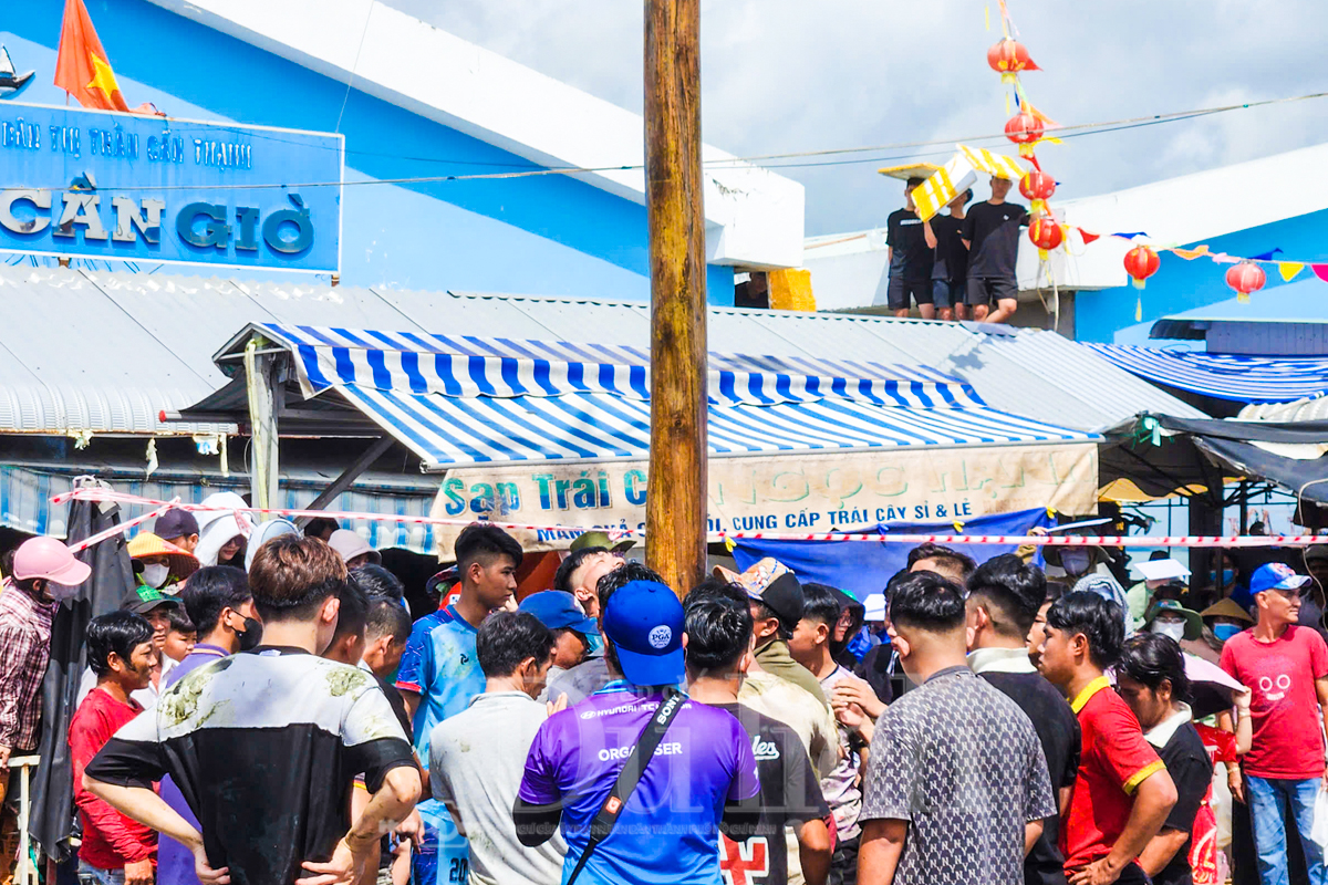 Sôi động cuộc tranh tài ‘Đu cột mỡ’ tại lễ hội Nghinh Ông Cần Giờ - 5