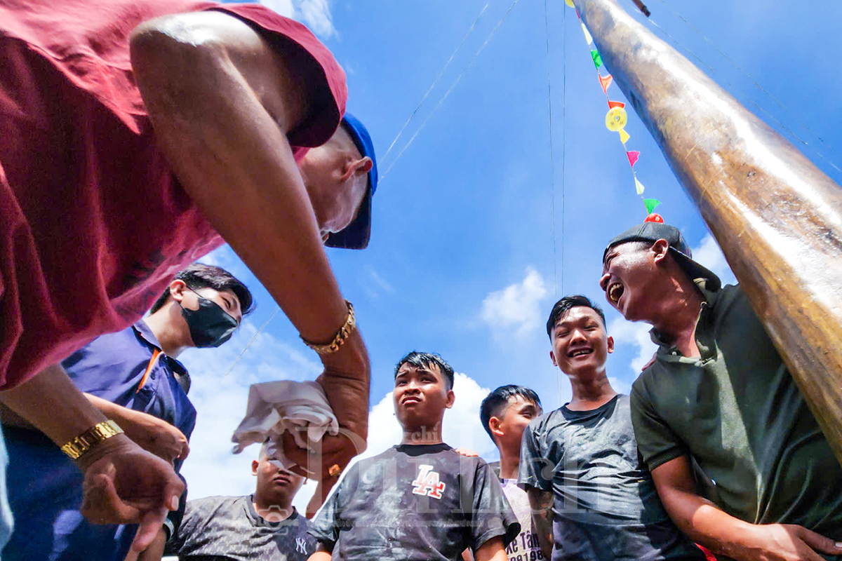 Sôi động cuộc tranh tài ‘Đu cột mỡ’ tại lễ hội Nghinh Ông Cần Giờ - 3