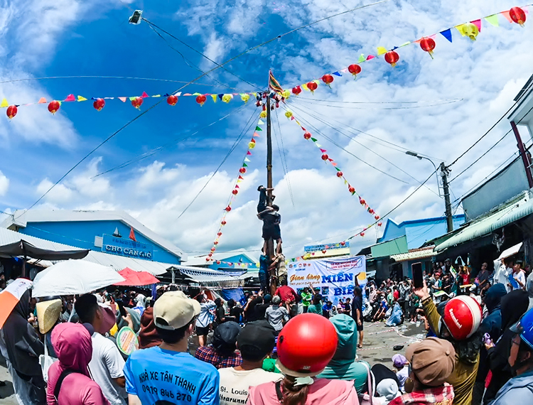 Sôi động cuộc tranh tài ‘Đu cột mỡ’ tại lễ hội Nghinh Ông Cần Giờ