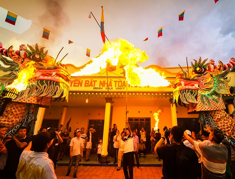 Rồng phun lửa rực sáng trời Thu, rộn ràng tập luyện đón Hội yến Diêu Trì