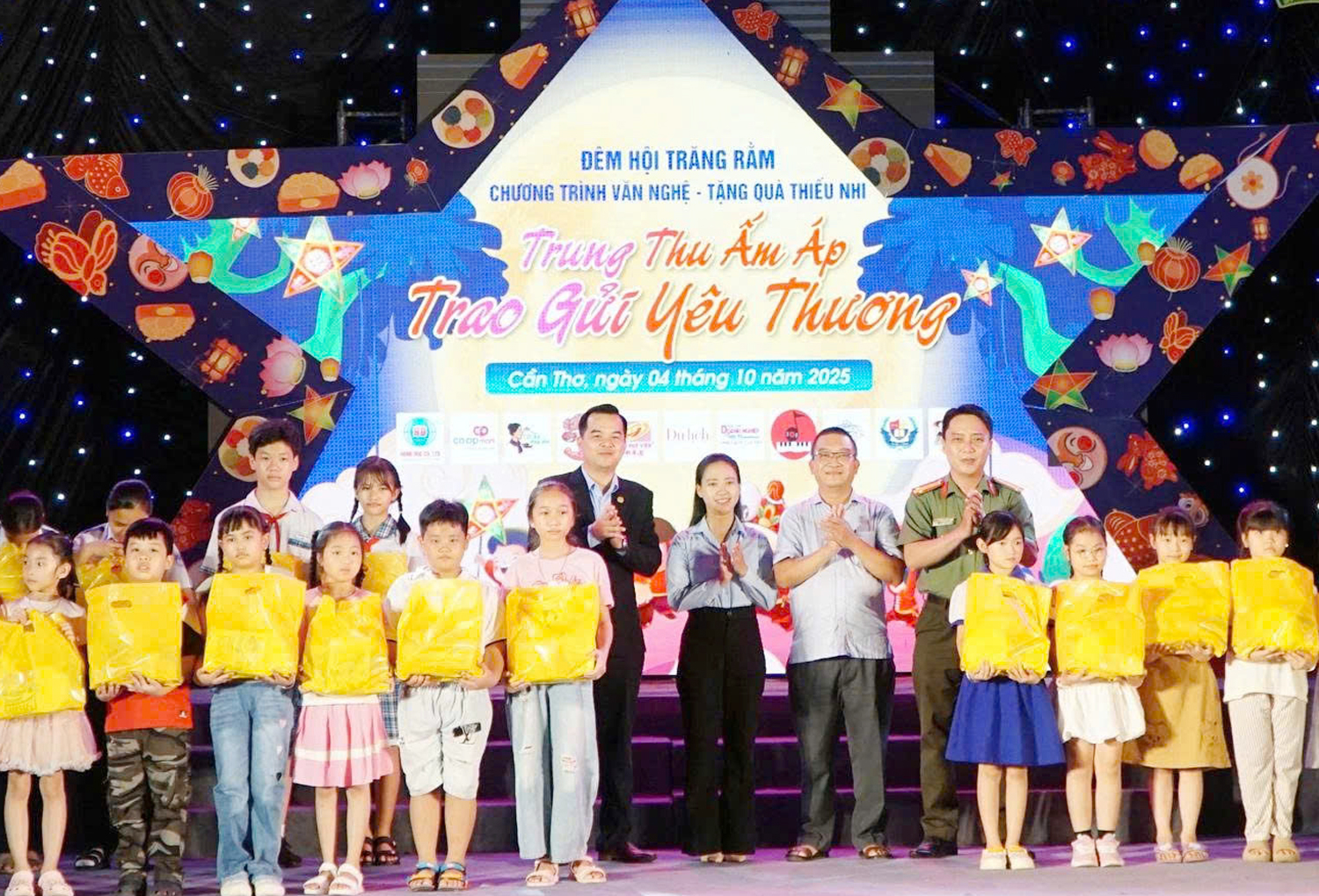 Tạp chí Du lịch TP.HCM được ghi nhận “Tấm lòng vàng” trong Đêm hội Trăng rằm ở Cần Thơ - 6