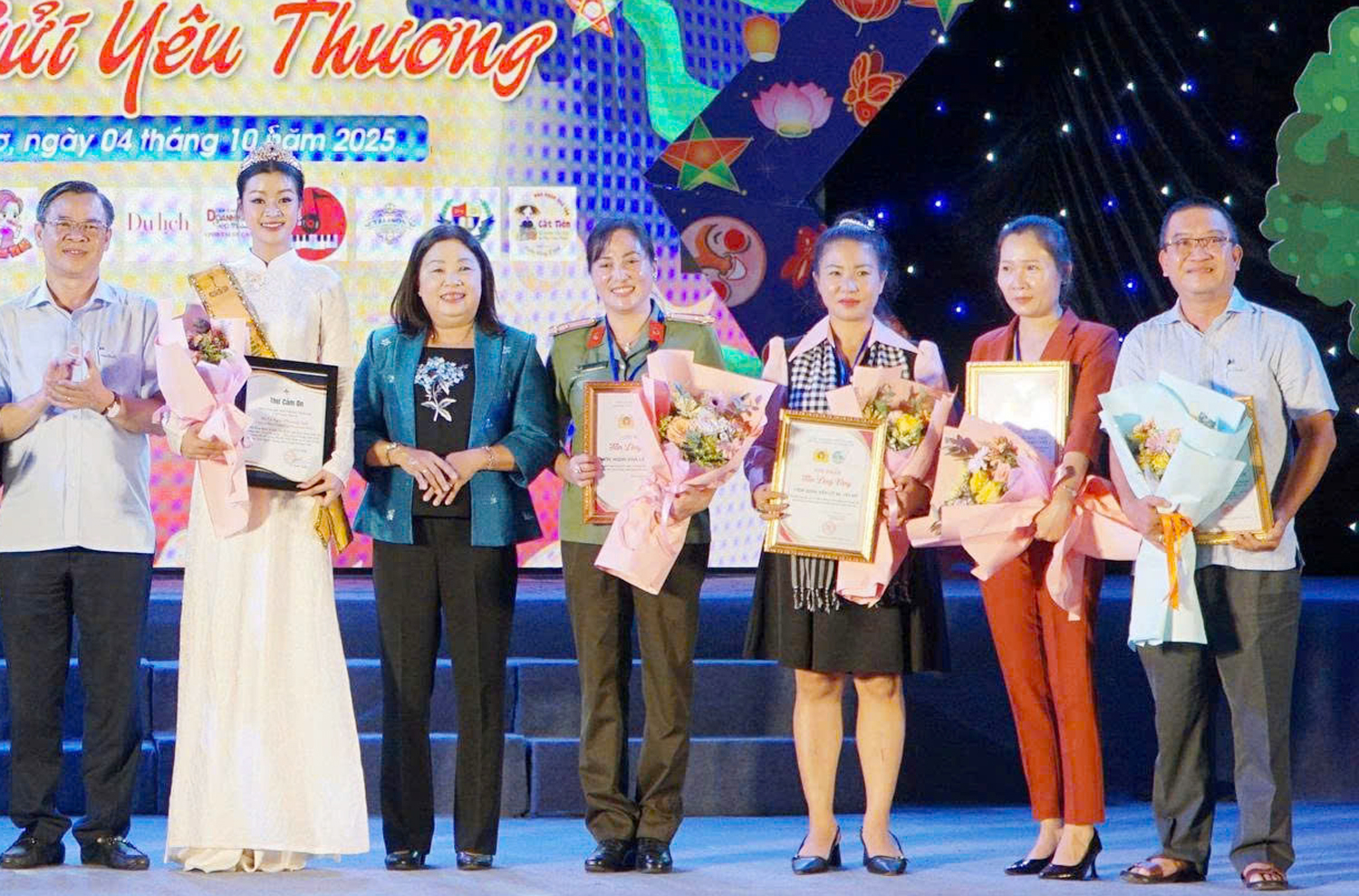 Tạp chí Du lịch TP.HCM được ghi nhận “Tấm lòng vàng” trong Đêm hội Trăng rằm ở Cần Thơ - 7