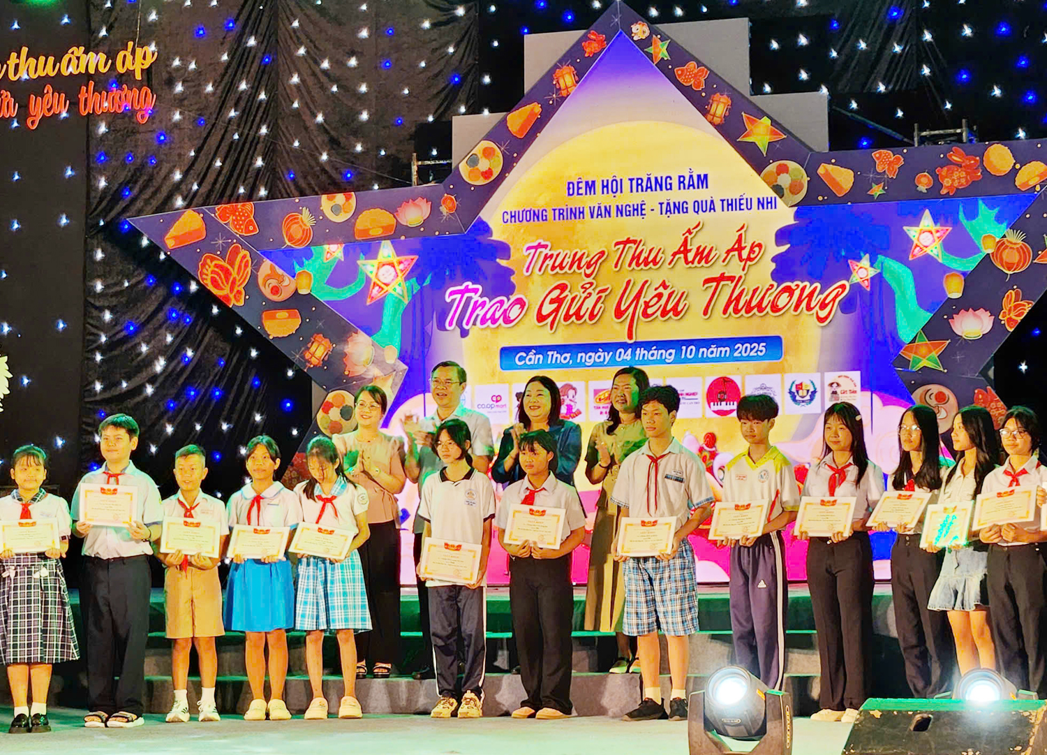 Tạp chí Du lịch TP.HCM được ghi nhận “Tấm lòng vàng” trong Đêm hội Trăng rằm ở Cần Thơ - 10