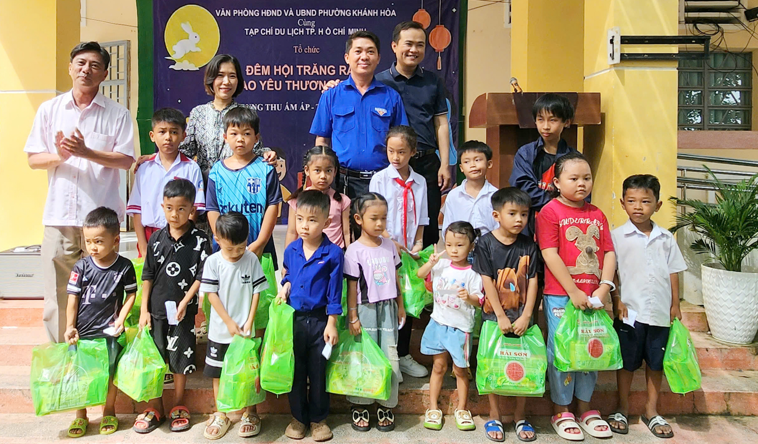 Phóng viên Tạp chí Du lịch TP.HCM tặng quà trung thu cho trẻ em phường Khánh Hòa, Cần Thơ - 2