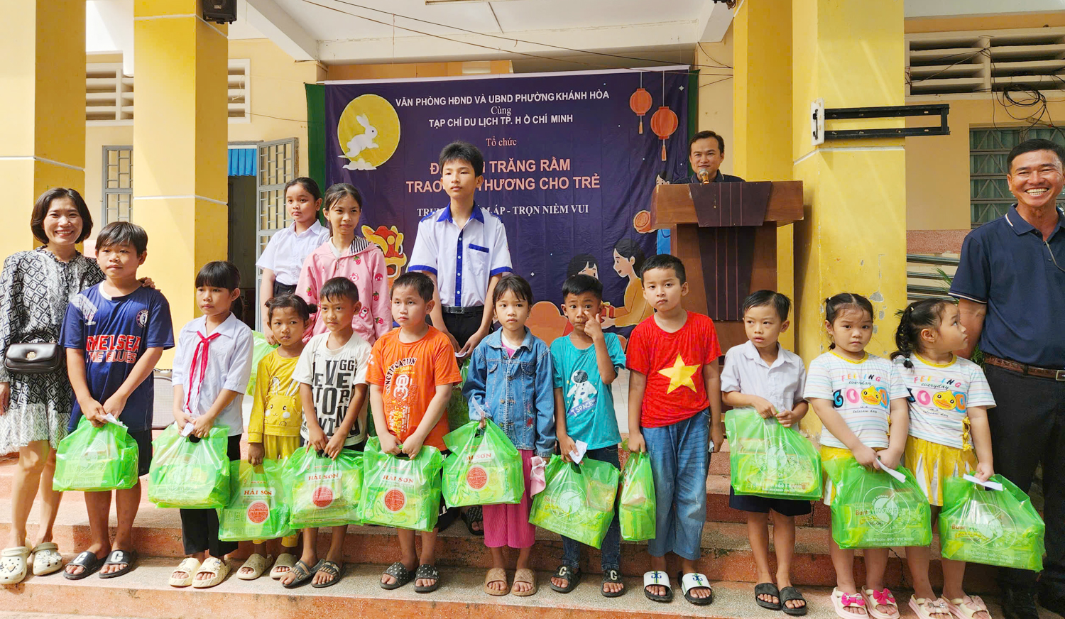 Phóng viên Tạp chí Du lịch TP.HCM tặng quà trung thu cho trẻ em phường Khánh Hòa, Cần Thơ - 3