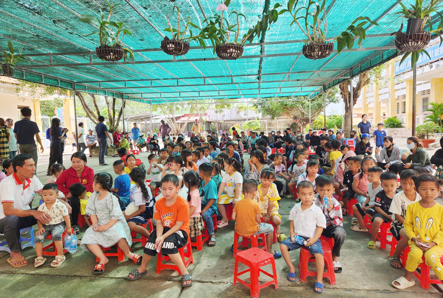 Phóng viên Tạp chí Du lịch TP.HCM tặng quà trung thu cho trẻ em phường Khánh Hòa, Cần Thơ - 5