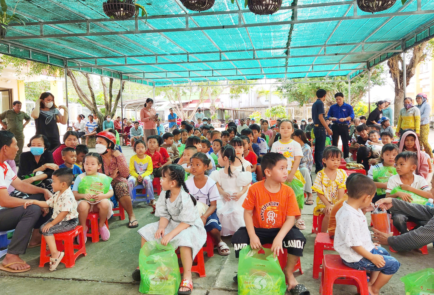 Phóng viên Tạp chí Du lịch TP.HCM tặng quà trung thu cho trẻ em phường Khánh Hòa, Cần Thơ - 6