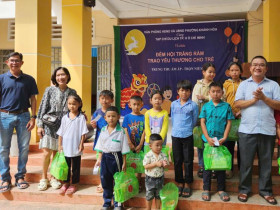  - Phóng viên Tạp chí Du lịch TP.HCM tặng quà trung thu cho trẻ em phường Khánh Hòa, Cần Thơ
