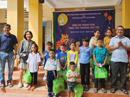 Chuyển động - Phóng viên Tạp chí Du lịch TP.HCM tặng quà trung thu cho trẻ em phường Khánh Hòa, Cần Thơ