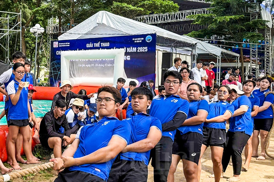 Sôi động cuộc tranh tài ‘Đu cột mỡ’ tại lễ hội Nghinh Ông Cần Giờ - 9