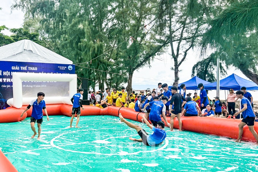 Sôi động cuộc tranh tài ‘Đu cột mỡ’ tại lễ hội Nghinh Ông Cần Giờ - 13