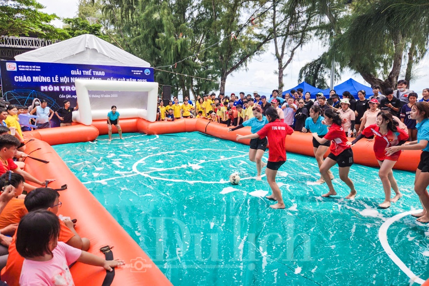 Sôi động cuộc tranh tài ‘Đu cột mỡ’ tại lễ hội Nghinh Ông Cần Giờ - 11