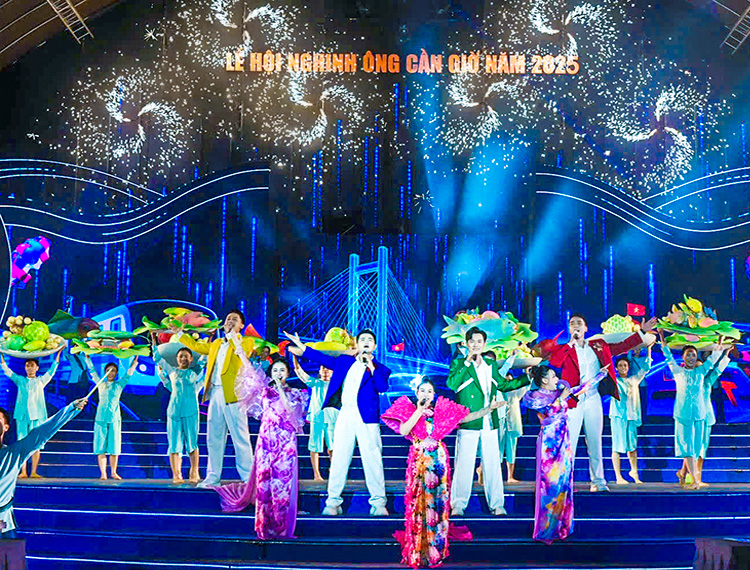 Mãn nhãn chương trình sân khấu đêm khai mạc lễ hội Nghinh Ông Cần Giờ