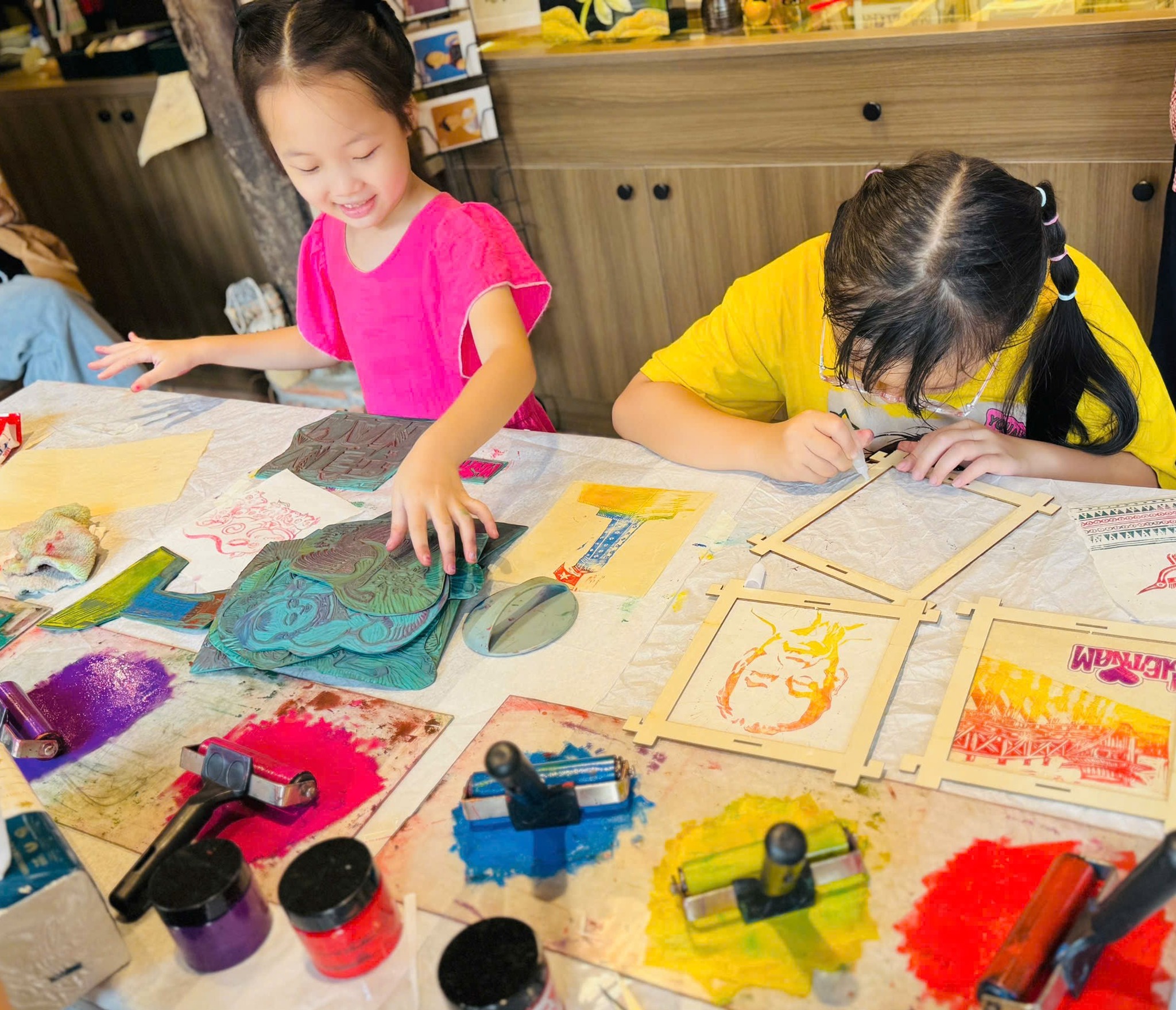 Trải nghiệm làm đèn trung thu từ giấy dó và tranh dân gian tại Văn Miếu - 4