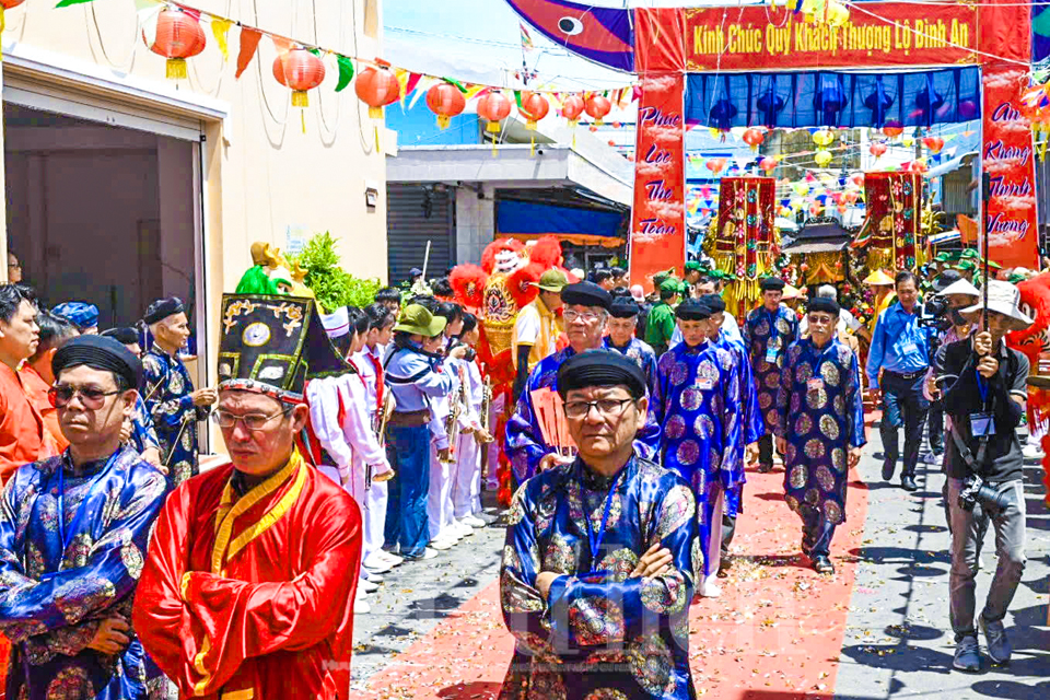 Biển Cần Giờ mở hội nghinh Ông, vạn ghe thuyền rộn rã ra khơi cầu bình an - 11
