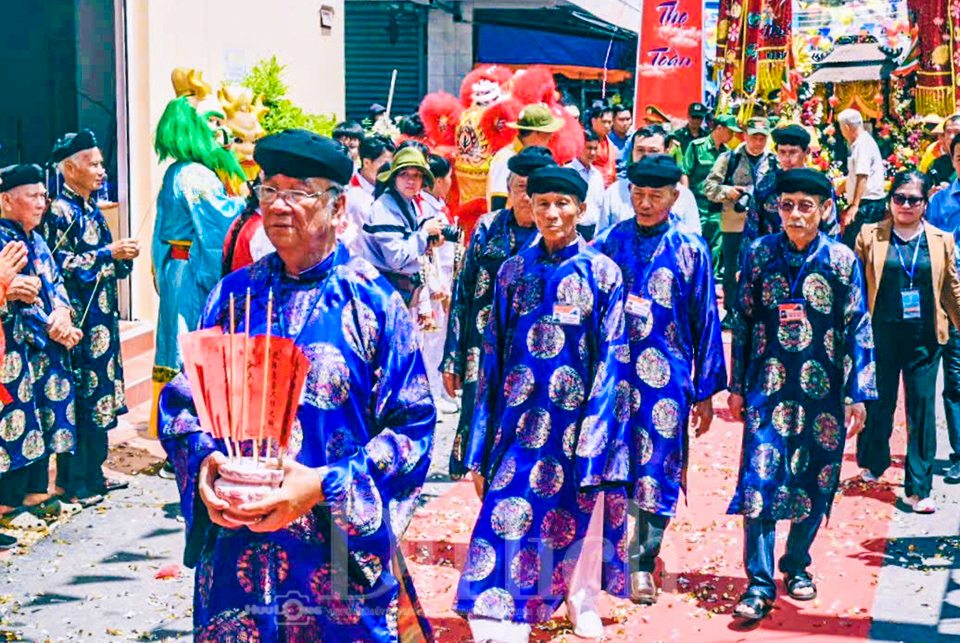 Biển Cần Giờ mở hội nghinh Ông, vạn ghe thuyền rộn rã ra khơi cầu bình an - 10