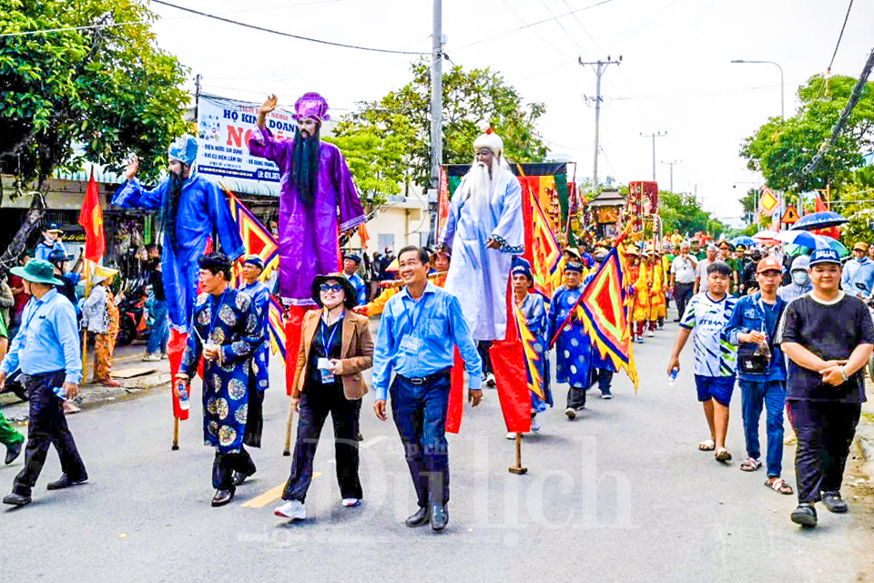 Biển Cần Giờ mở hội nghinh Ông, vạn ghe thuyền rộn rã ra khơi cầu bình an - 6