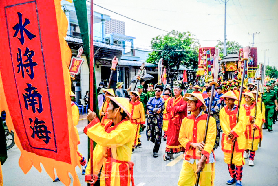 Biển Cần Giờ mở hội nghinh Ông, vạn ghe thuyền rộn rã ra khơi cầu bình an - 5