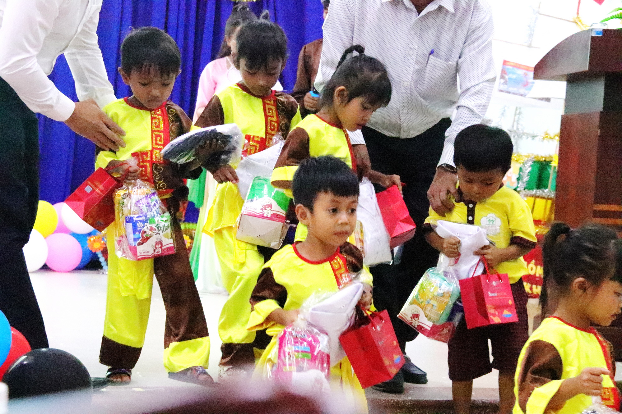 Trẻ em miền núi Khánh Sơn vui Tết Trung thu - 1