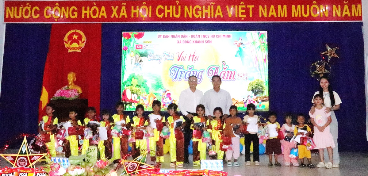 Trẻ em miền núi Khánh Sơn vui Tết Trung thu - 2