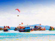 Biển Cần Giờ mở hội nghinh Ông, vạn ghe thuyền rộn rã ra khơi cầu bình an