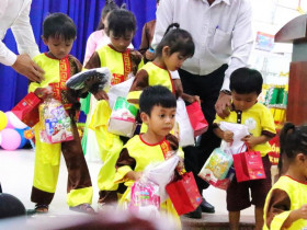  - Trẻ em miền núi Khánh Sơn vui Tết Trung thu