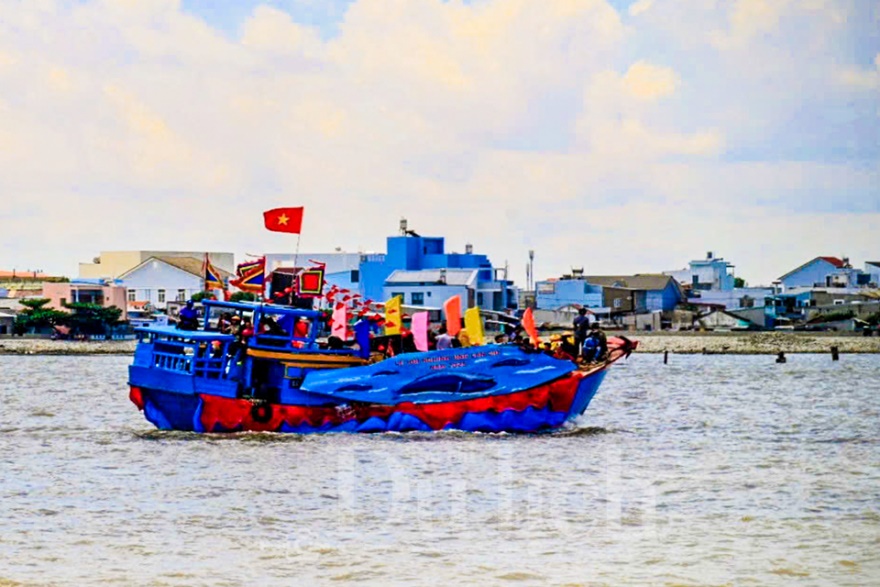 Biển Cần Giờ mở hội nghinh Ông, vạn ghe thuyền rộn rã ra khơi cầu bình an - 1