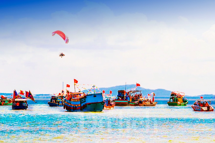 Biển Cần Giờ mở hội nghinh Ông, vạn ghe thuyền rộn rã ra khơi cầu bình an - 4