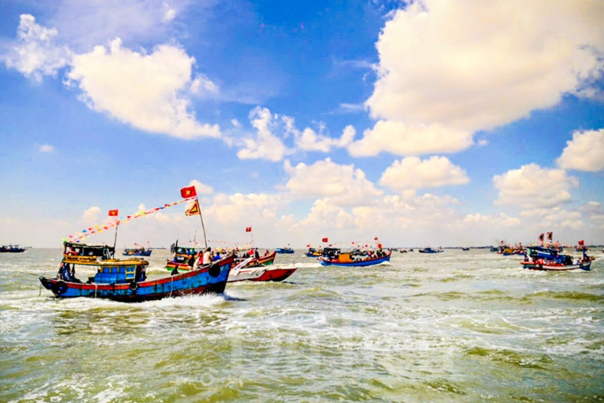Biển Cần Giờ mở hội nghinh Ông, vạn ghe thuyền rộn rã ra khơi cầu bình an - 2