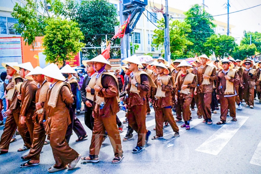 Biển Cần Giờ mở hội nghinh Ông, vạn ghe thuyền rộn rã ra khơi cầu bình an - 8