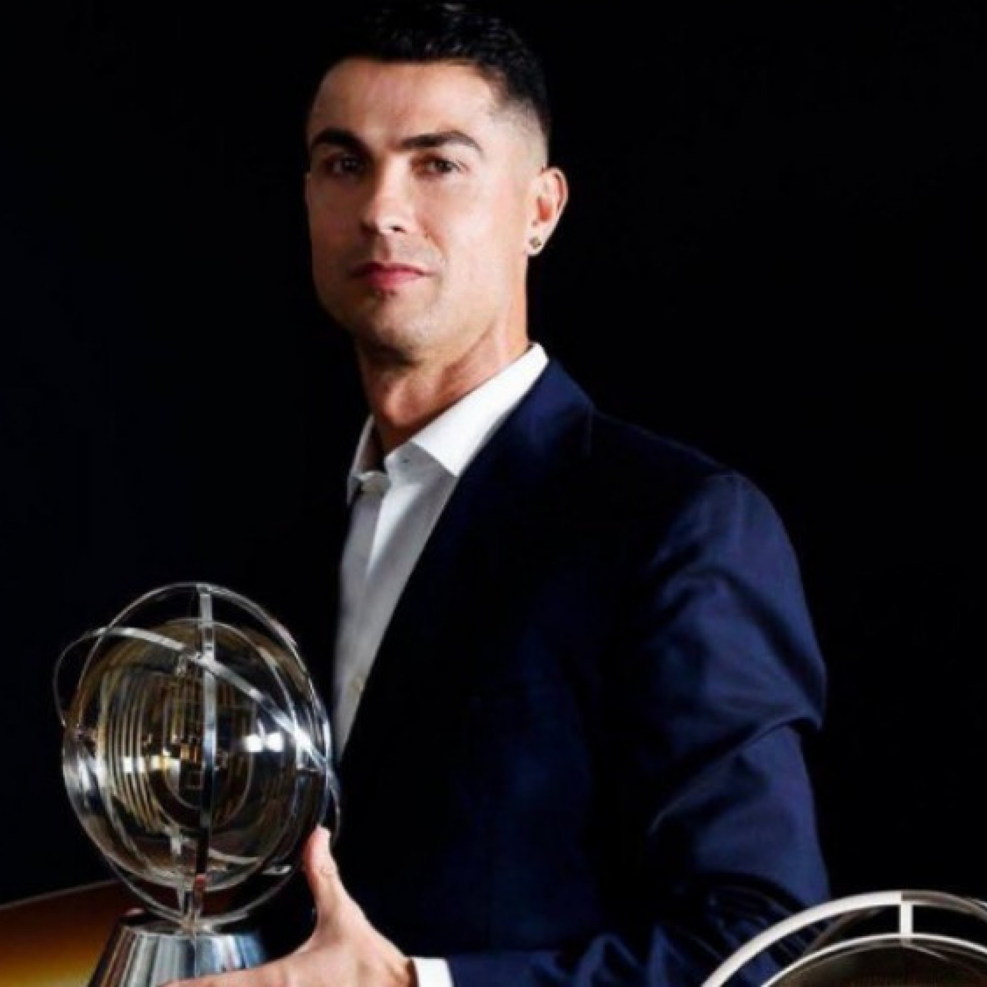  - Ronaldo nhận giải Quả cầu vàng, thừa nhận sự nghiệp không còn bao lâu