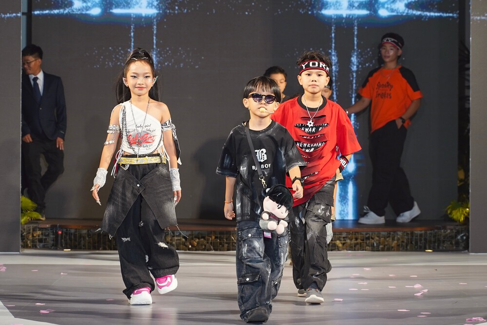 Rapper nhí “Em bé chất” Xệ Xệ làm vedette, khuấy động sàn diễn thời trang - 4