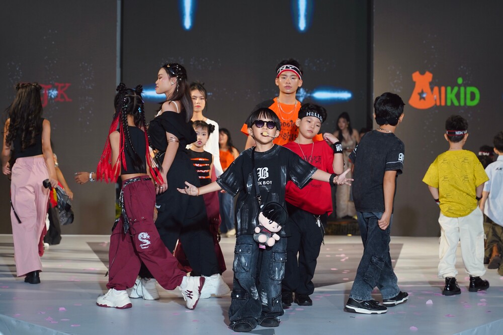 Rapper nhí “Em bé chất” Xệ Xệ làm vedette, khuấy động sàn diễn thời trang - 2