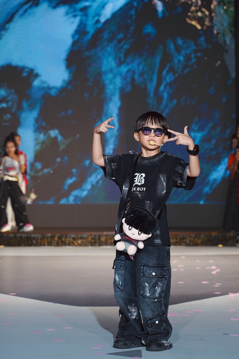 Rapper nhí “Em bé chất” Xệ Xệ làm vedette, khuấy động sàn diễn thời trang - 3