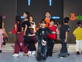  - Rapper nhí “Em bé chất” Xệ Xệ làm vedette, khuấy động sàn diễn thời trang