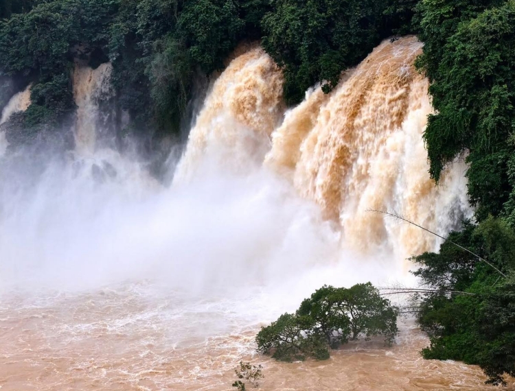 Thác Bản Giốc trong cơn lũ lịch sử