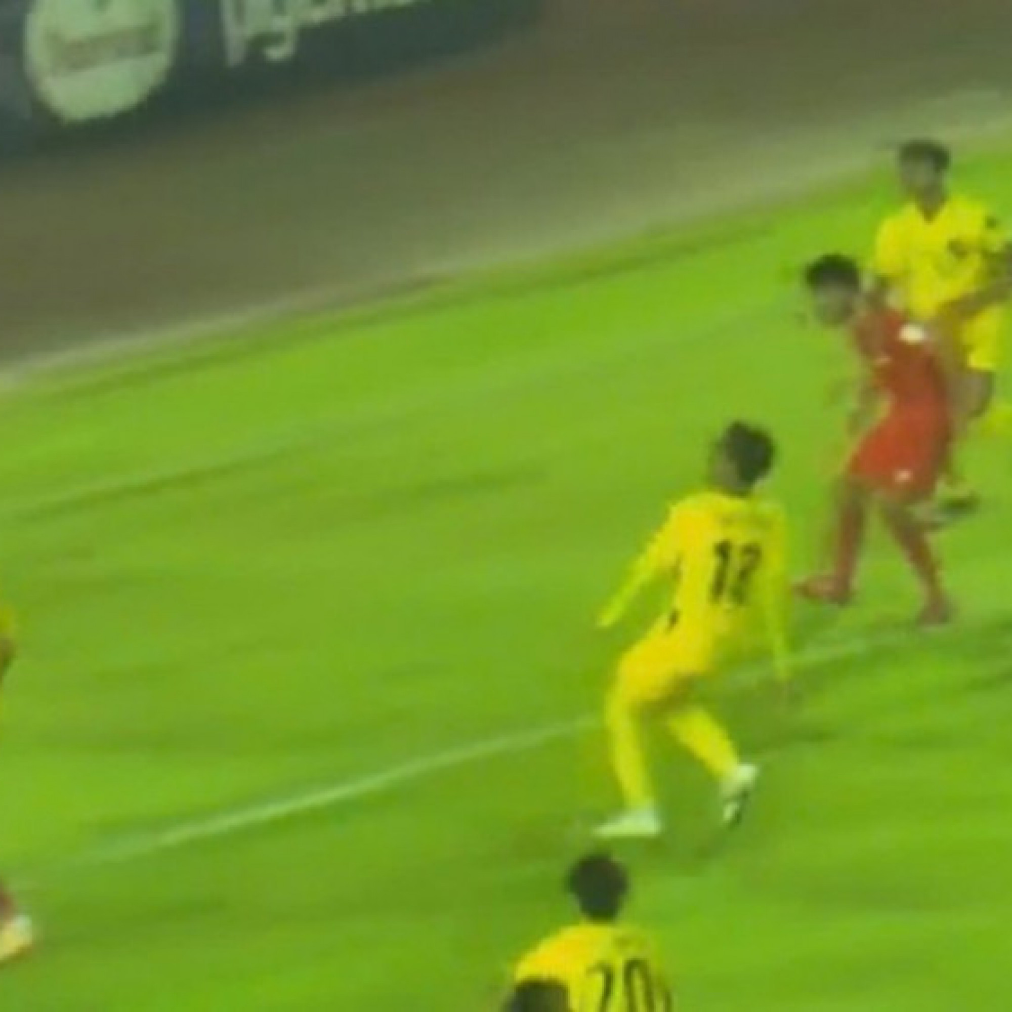  - Video bóng đá Lào - Malaysia: Kiên cường chống trả (Vòng loại Asian Cup)