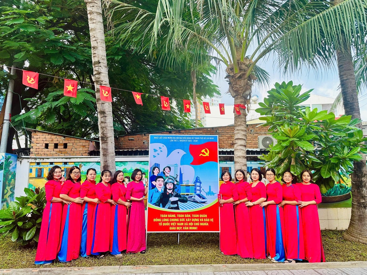 tp.hcm bung sang trong sac do, rop troi co hoa chao mung dai hoi dai bieu dang bo - 10
