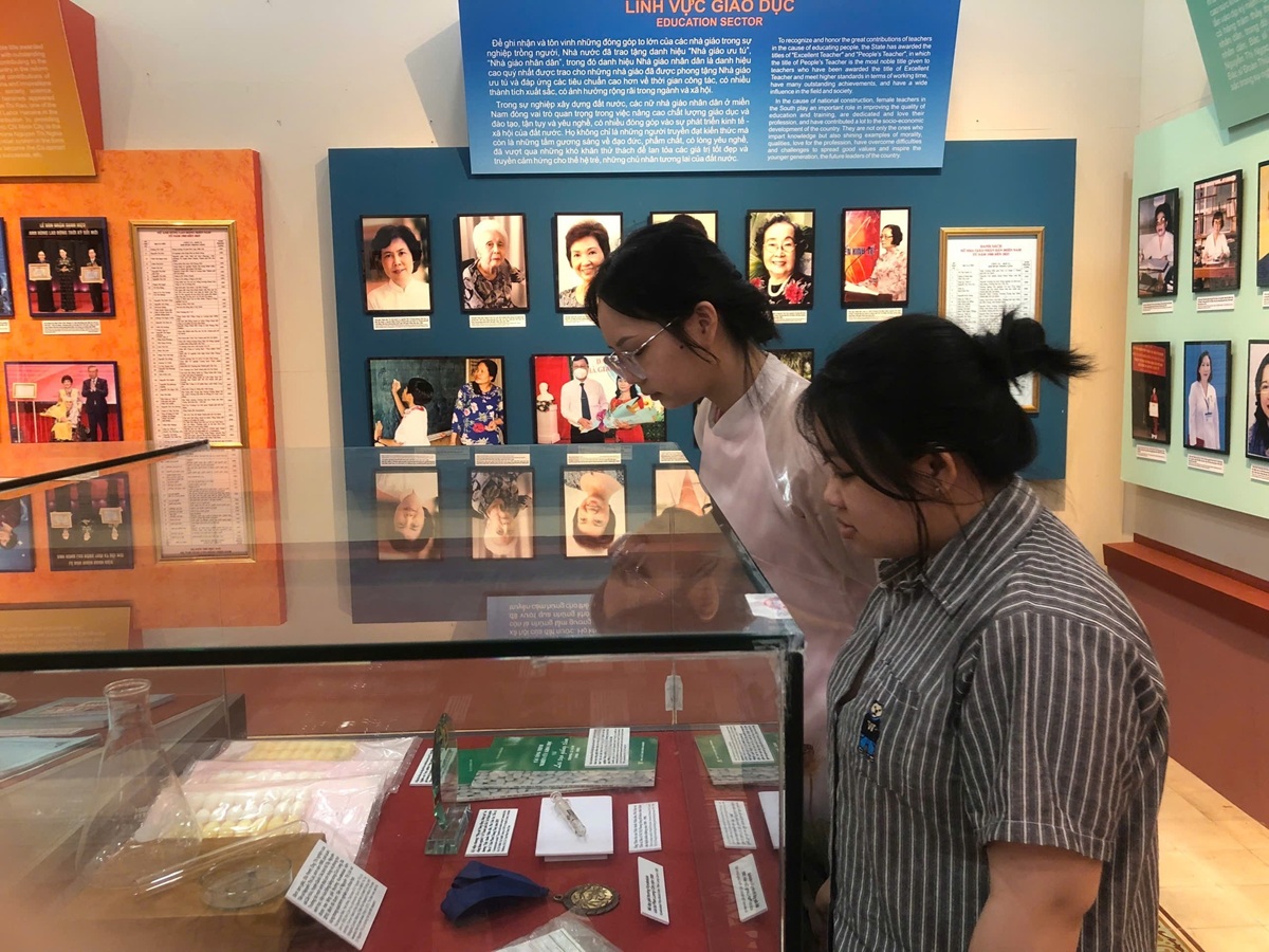 tp.hcm bung sang trong sac do, rop troi co hoa chao mung dai hoi dai bieu dang bo - 18