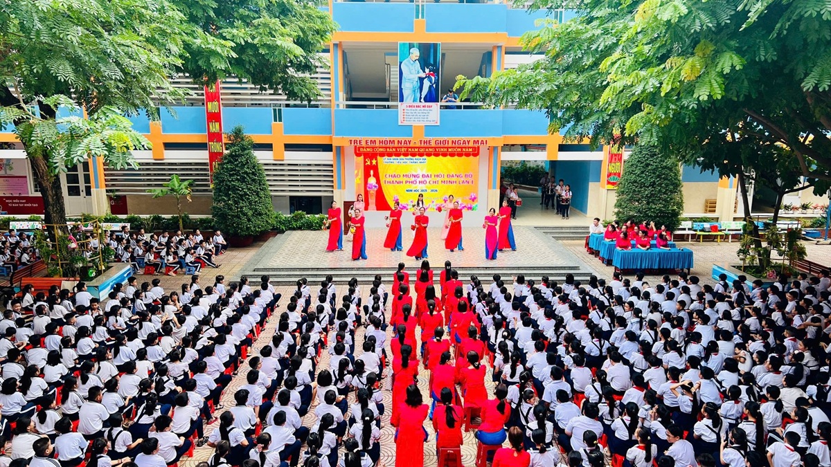 tp.hcm bung sang trong sac do, rop troi co hoa chao mung dai hoi dai bieu dang bo - 11