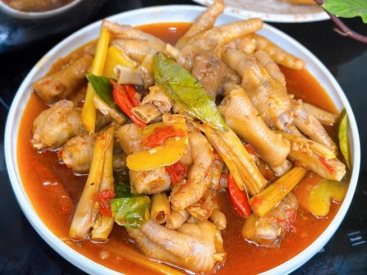 Chân gà xào cay theo công thức này ăn kèm bánh mì ngon miễn chê