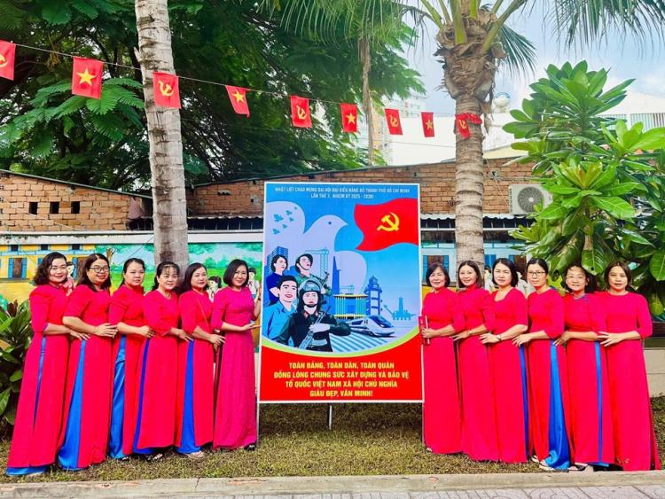 TP.HCM bừng sáng trong sắc đỏ, rợp trời cờ hoa chào mừng Đại hội đại biểu Đảng bộ