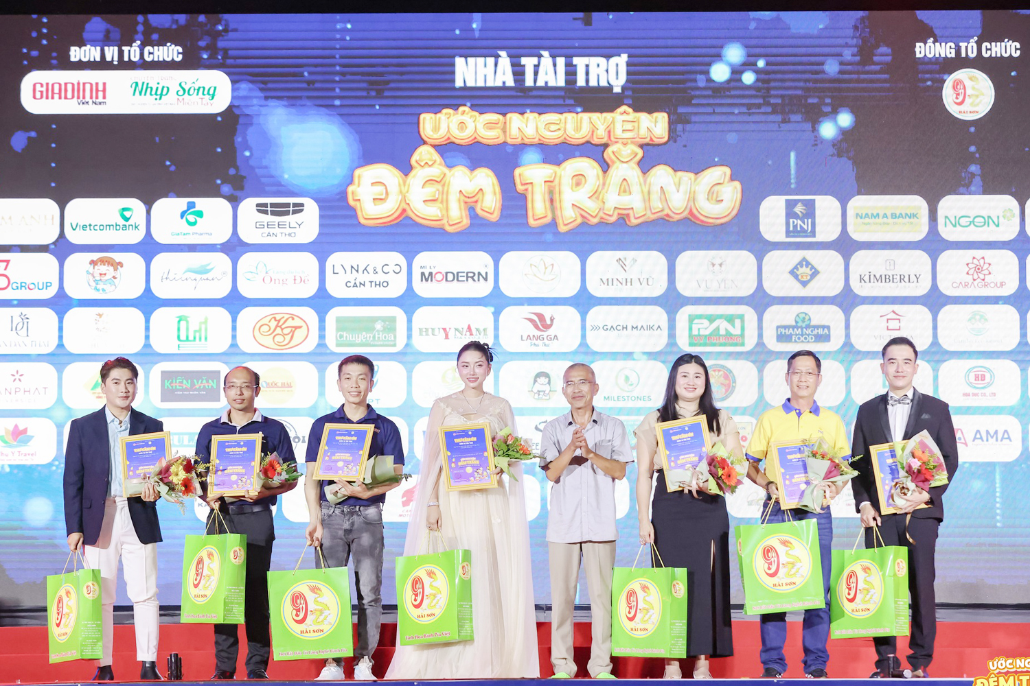 Những hình ảnh ấn tượng từ Hội Trăng rằm ở Cần Thơ - 11