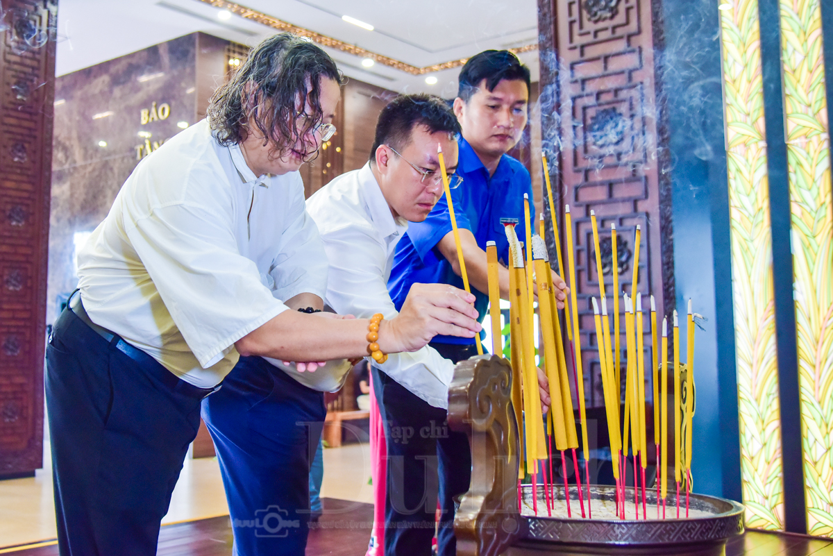 Đoàn đại biểu TP.HCM viếng Nghĩa trang Liệt sĩ trước thềm Đại hội - 14