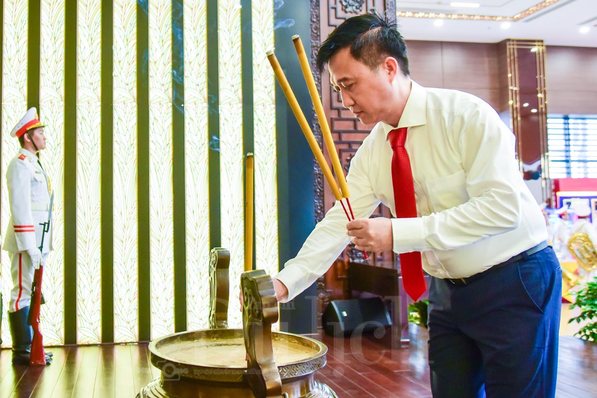 Đoàn đại biểu TP.HCM viếng Nghĩa trang Liệt sĩ trước thềm Đại hội - 11