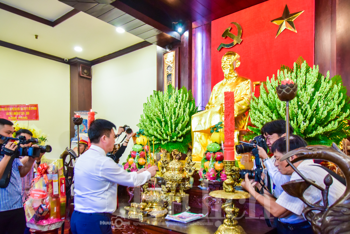 Đoàn đại biểu TP.HCM viếng Nghĩa trang Liệt sĩ trước thềm Đại hội - 8