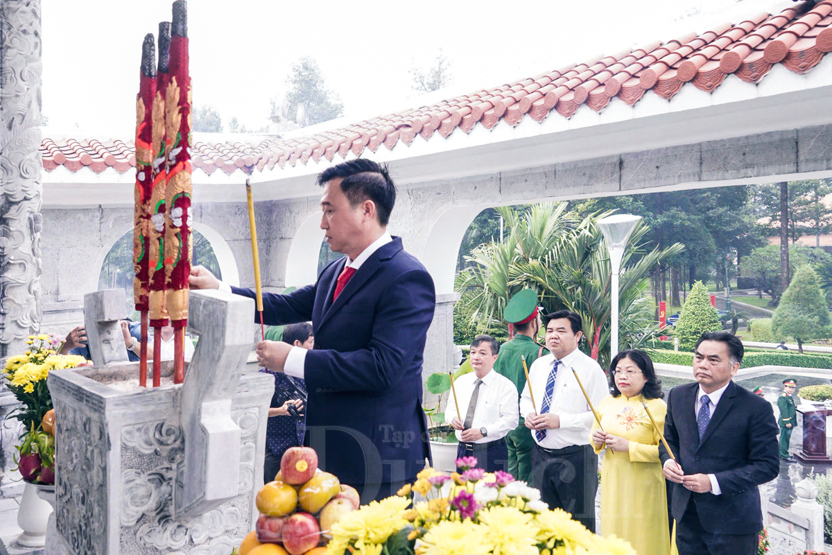 Đoàn đại biểu TP.HCM viếng Nghĩa trang Liệt sĩ trước thềm Đại hội - 3